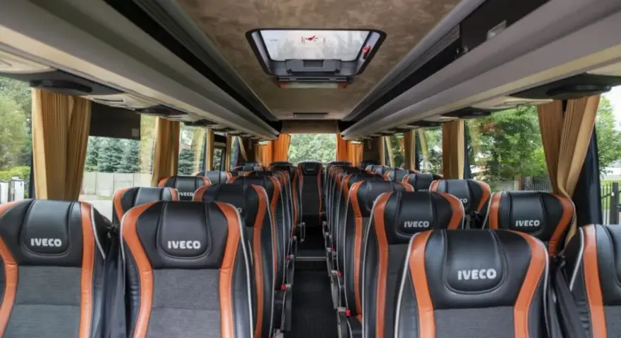 Jak wygląda autokar sypialny - komfort i funkcje, które zaskakują