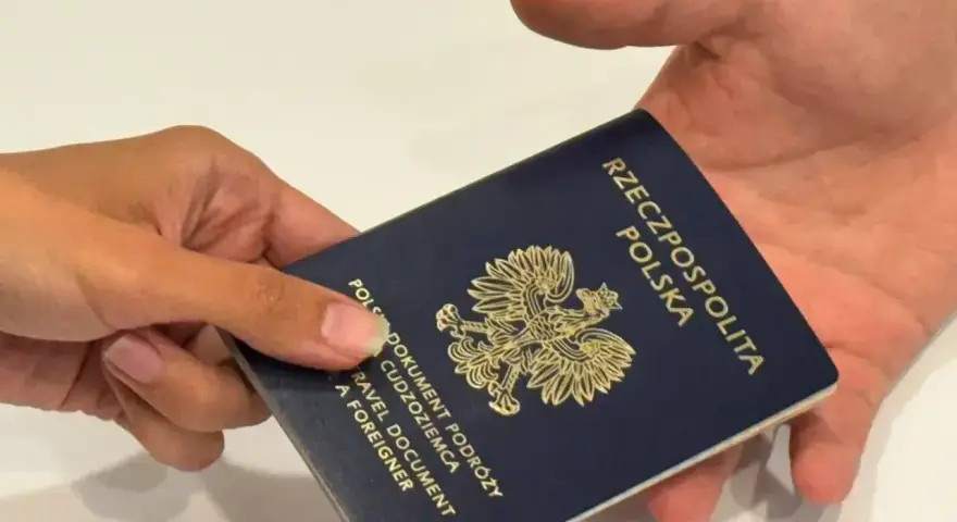 Przekazanie polskiego paszportu. Pokazuje, ile ważny jest paszport dla podróżujących.