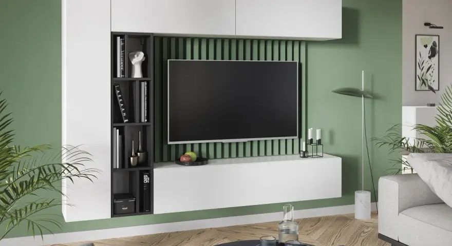 Nowoczesna zabudowa całej ściany w salonie z białymi frontami, czarnymi półkami na książki i telewizorem na zielonym tle.