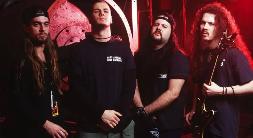 Les membres de Pantera posent ensemble, prêts à faire trembler les murs avec leur musique.