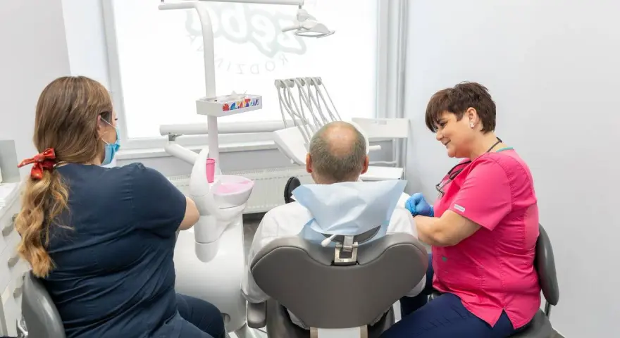 Jak szybko pozbyć się znieczulenia u dentysty i uniknąć dyskomfortu