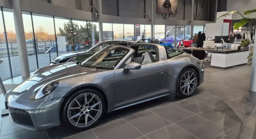 Szary Porsche 911 Targa GTS w salonie. Sprawdź porsche 911 cena i dostępne modele.