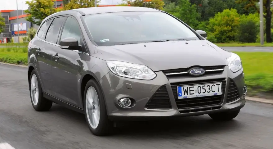 Szary Ford Focus MK3 w ruchu. Wiele osób chwali ten model za komfort i prowadzenie, co potwierdzają liczne ford focus mk3 opinie.