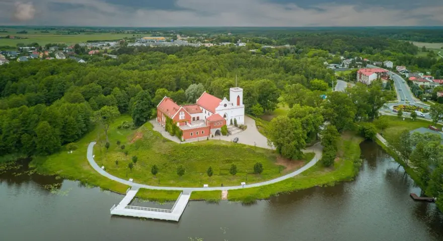 Zamek w Gostyninie, otoczony zielenią Gostynińskiego Parku Krajobrazowego, wznosi się nad jeziorem.