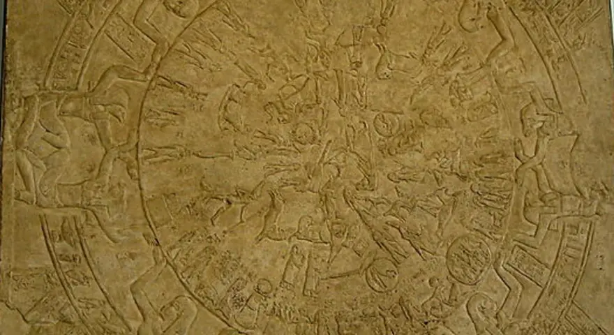 Bas-relief circulaire du zodiaque de Dendérah, représentant des figures mythologiques et des constellations dans un style égyptien ancien.