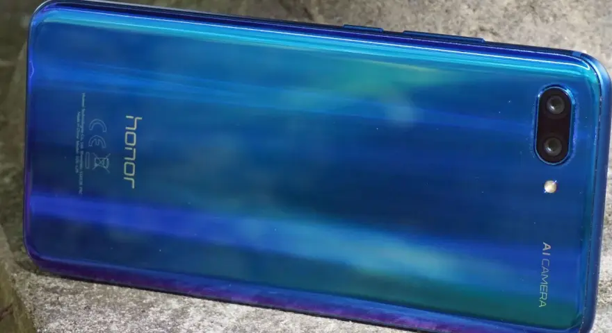 Błękitne etui na telefon Honor 10 z połyskującym gradientem i podwójnym aparatem.