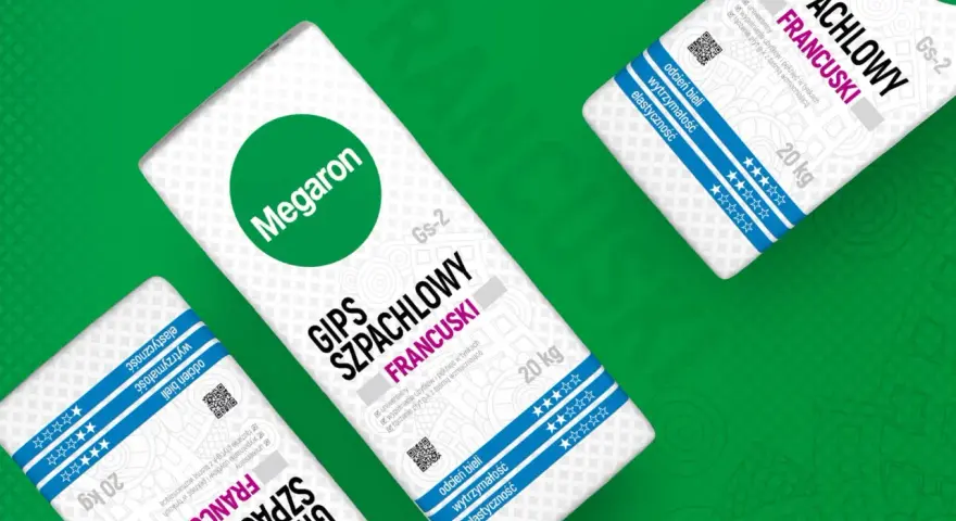 Trzy worki gipsu szpachlowego francuskiego Megaron, każdy po 20 kg, z zielonym logo i niebieskimi pasami.