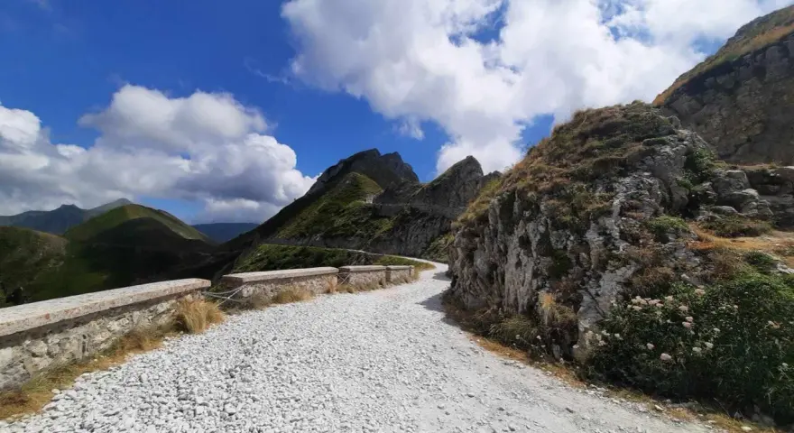 Strade panoramiche Liguria in moto: un percorso tortuoso tra montagne verdi e cielo azzurro, ideale per un'avventura su due ruote.