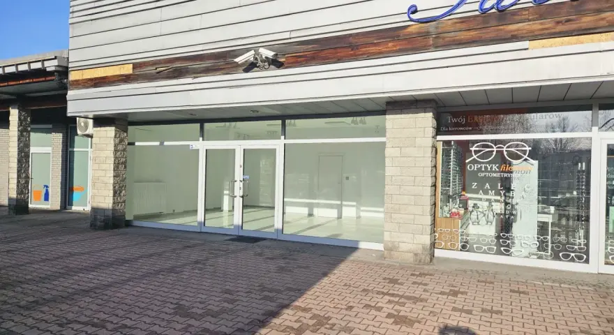 Zastanawiasz się, ile kosztuje wynajęcie lokalu w galerii handlowej? Pusta witryna i sąsiedni optyk dają pewne wskazówki.