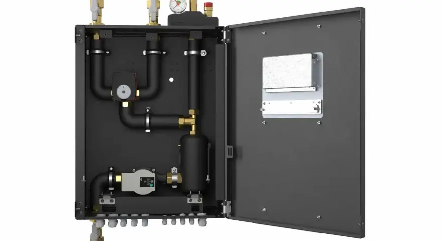 Wnętrze otwartej szafki z systemem rur, pompą, manometrem i zaworami. To zaawansowany hydrobox, gotowy do instalacji.