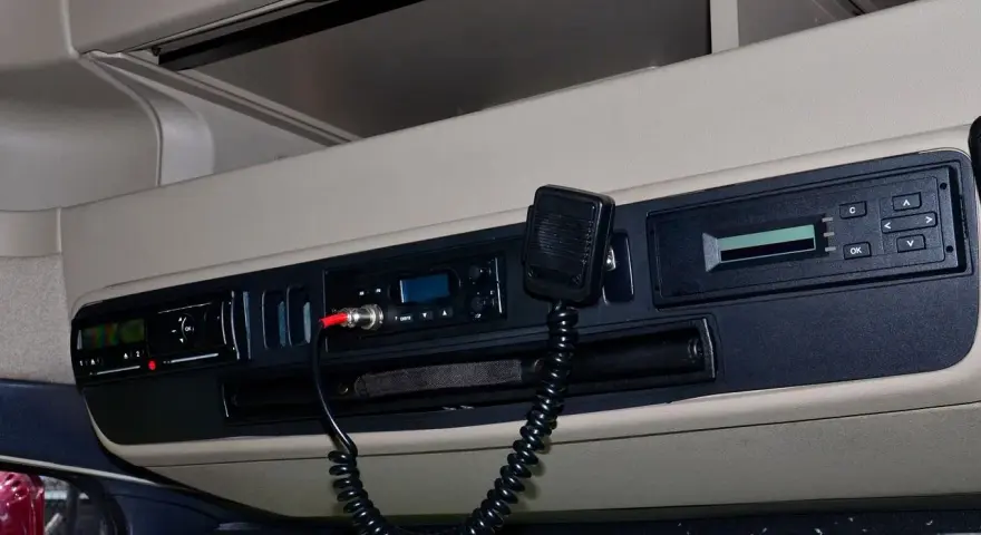 Cyfrowy tachograf z mikrofonem, gotowy do obsługi zmiany czasu w trasie.