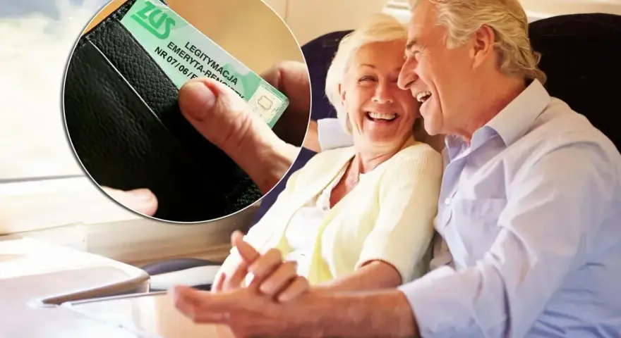 Uśmiechnięci seniorzy w pociągu pokazują legitymację ZUS, korzystając z ulg PKP.