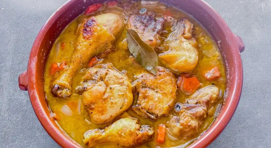 Pollo dorado en salsa amarilla con zanahorias y laurel. ¡La mejor receta de pollo en salsa para disfrutar!
