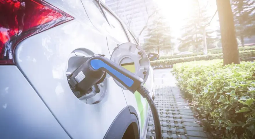 Ile prądu pobiera samochód elektryczny? Zaskakujące fakty i porady