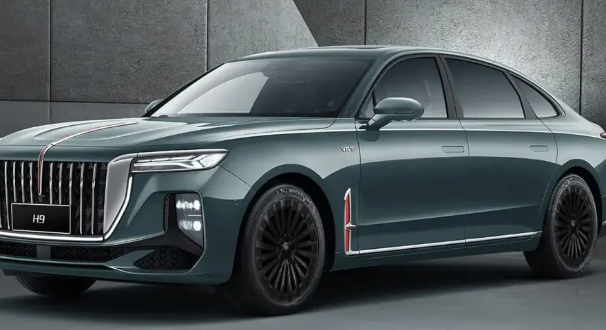 Elegancki, ciemnozielony Hongqi H9 z chromowanymi detalami i czarnymi felgami. Sprawdź, jaka jest hongqi h9 cena.