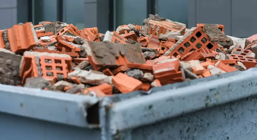 Stos gruzu z cegieł i betonu w kontenerze. Numer identyfikacyjny 170107.