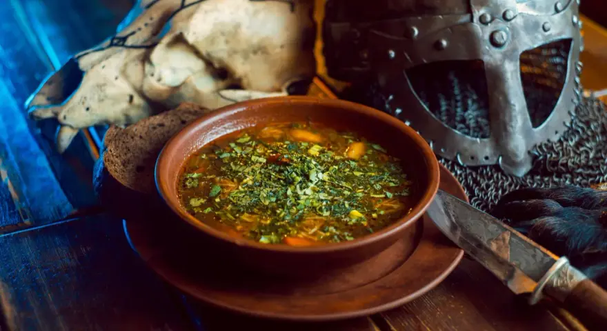 Miska zupy, chleb i hełm wikinga. Taka była viking dieta wojownika.