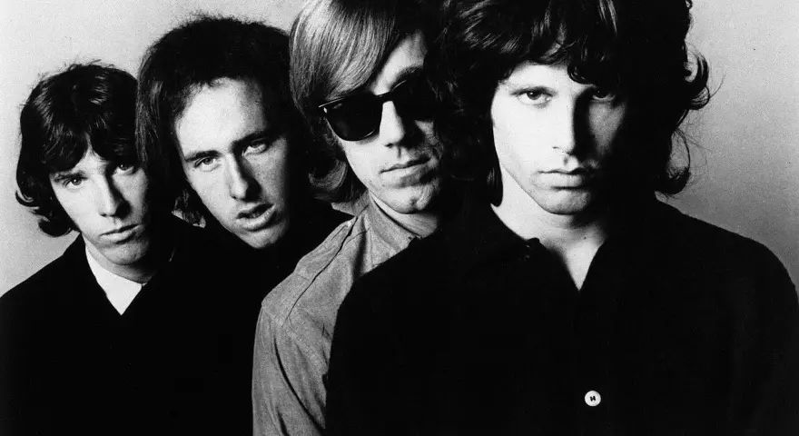 Czterech członków zespołu The Doors pozuje do zdjęcia.