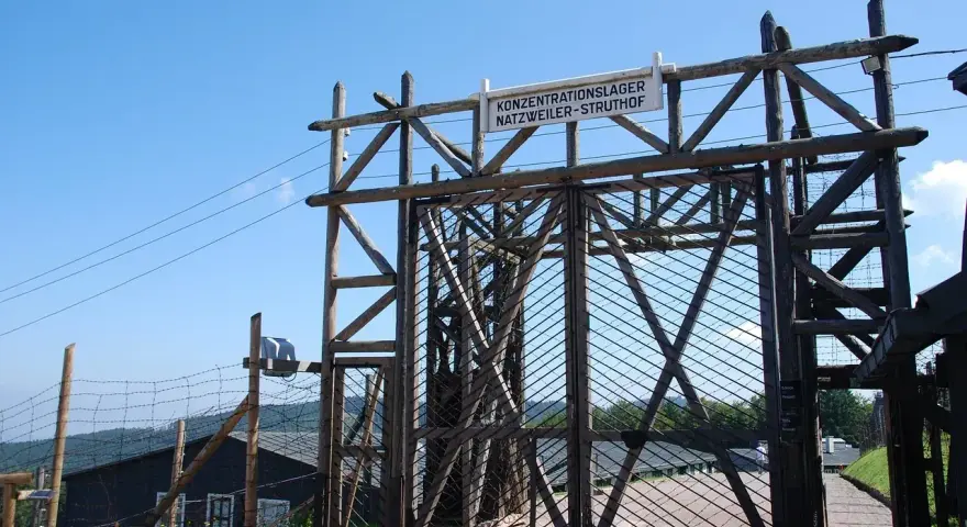Brama obozu koncentracyjnego Natzweiler-Struthof. Ciekawostki o Stutthofie i innych miejscach pamięci.