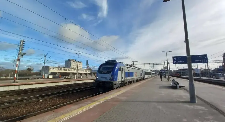 Pociąg na stacji, gotowy do odjazdu. Zastanawiasz się, ile się jedzie do Szczecina? Czas sprawdzić rozkład!