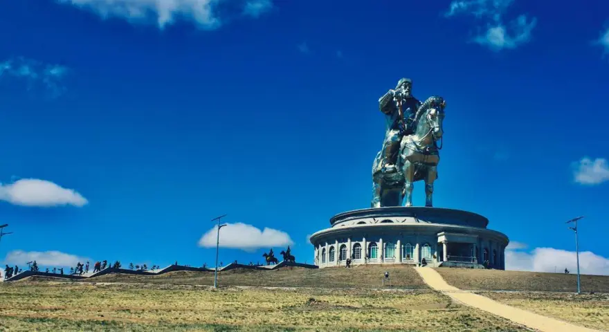 Statue équestre de Gengis Khan, symbole de la fortune et de la puissance de l'empire mongol, sous un ciel bleu éclatant.