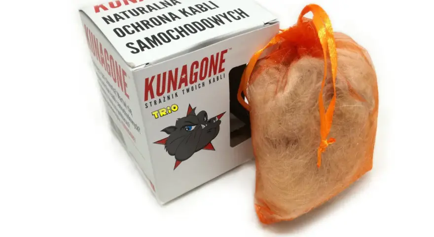 Opakowanie KUNAGONE, naturalna ochrona kabli samochodowych, z woreczkiem wypełnionym włóknami.