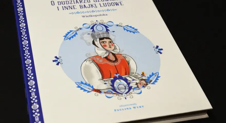 Okładka książki "O dudziarzu szumigale i inne bajki ludowe" z Wielkopolski. Ilustracja przedstawia kobietę w tradycyjnym stroju, jakby opowiadającą historie z tego słownika polskiej bajki ludowej.