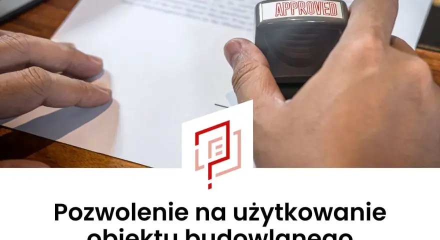 Ręka stempluje dokument pieczątką "APPROVED". Oznacza to częściowe pozwolenie na użytkowanie obiektu budowlanego.