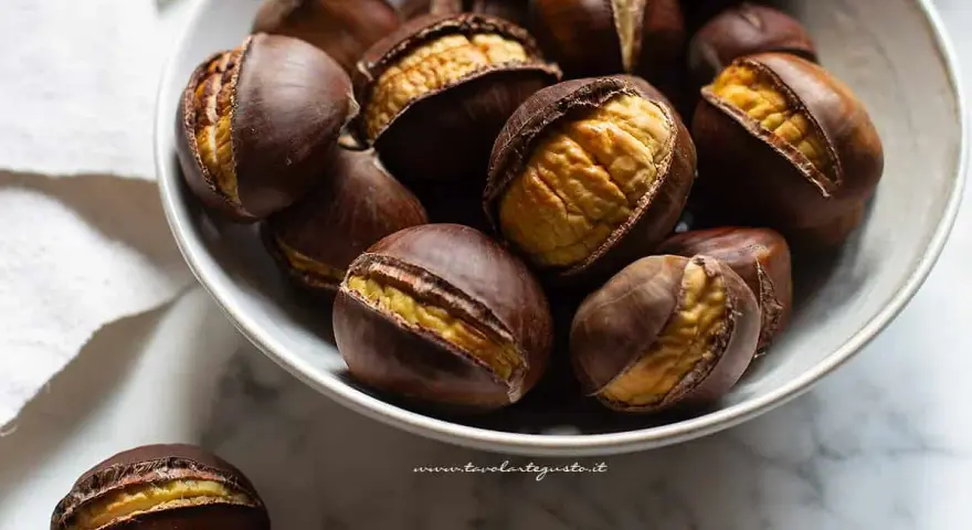 Castagne cotte in friggitrice ad aria, pronte per essere gustate. Il loro interno dorato e morbido è un invito alla golosità.