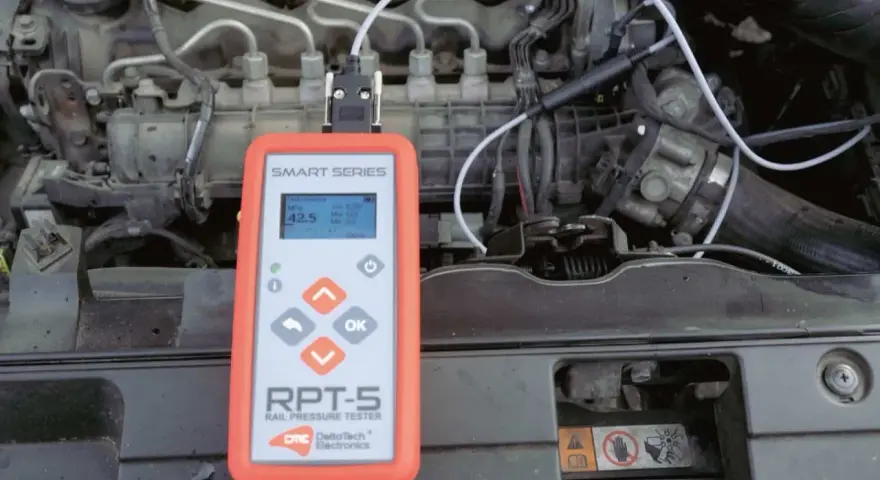 Tester ciśnienia common rail podłączony do silnika. Urządzenie RPT-5 pokazuje odczyt 42.5 MPa.
