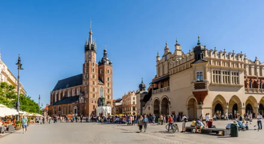 Spacer po Rynku Głównym w Krakowie, z Bazyliką Mariacką i Sukiennicami. Idealne miejsce na weekend w Krakowie.