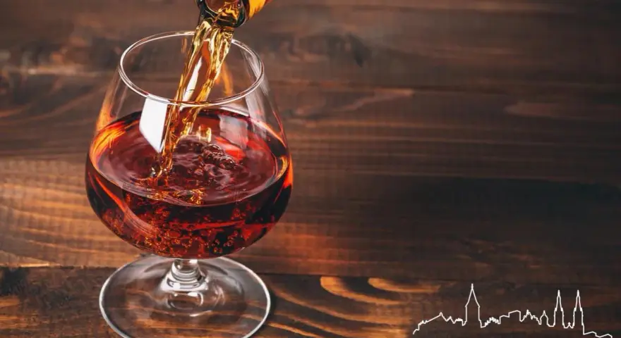 Brandy co to? Bursztynowy trunek nalewany do kieliszka, tworzący bąbelki. Idealny na wieczór.