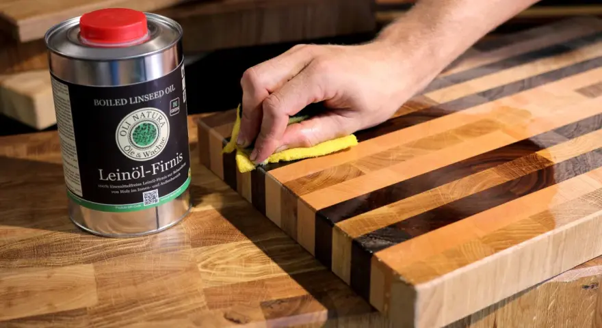 Hand versiegelt Holzschneidebrett mit Leinöl-Firnis für langanhaltenden Schutz.