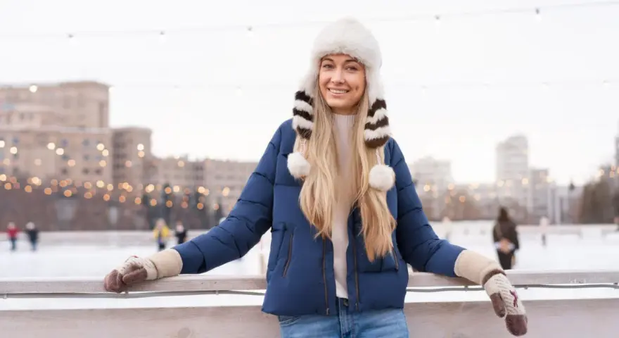 Jaka czapka do granatowej kurtki? Kolory, fasony, stylizacje