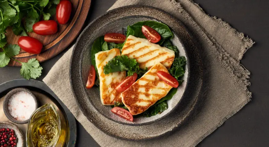 Jak smażyć halloumi, aby uzyskać idealną chrupkość i smak