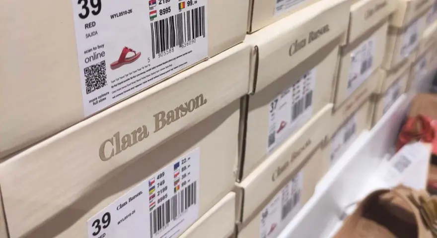 Pudełka z obuwiem Clara Barson. To marka oferująca stylowe i wygodne buty, dostępne online.