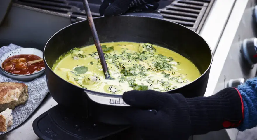 Kociołek z aromatycznym curry, gotowy do podania. To idealny kociołek przepis na letnie wieczory.