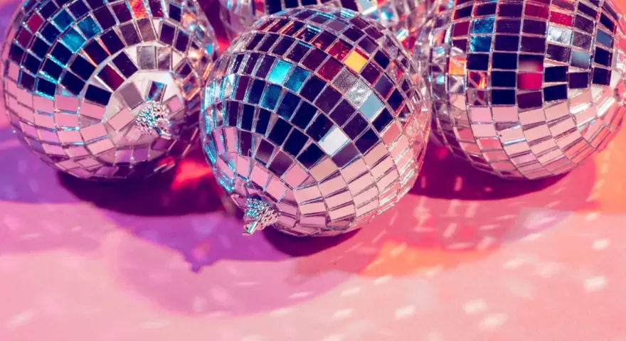 Impreza lat 70: Dekoracje Disco, Flower Power i DIY. Zrób to!