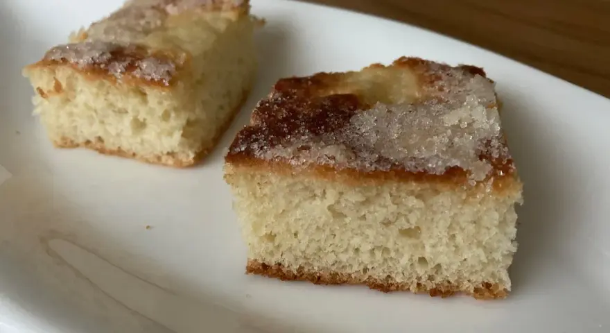 Zwei Stücke saftiger Zuckerkuchen, perfekt für ein schnelles zuckerkuchen rezept.