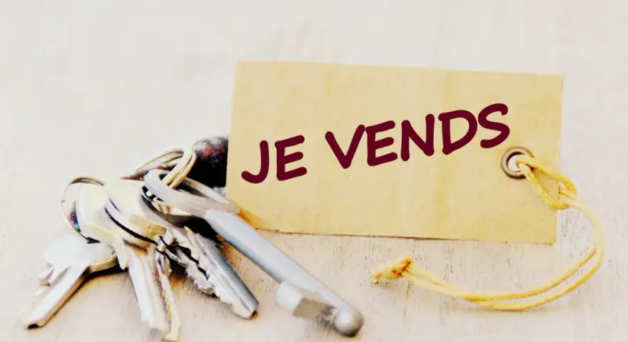 Un trousseau de clés sur un fond clair, avec une étiquette marron portant l'inscription "JE VENDS". Une nouvelle étape commence, la nullité congé pour vendre est derrière.