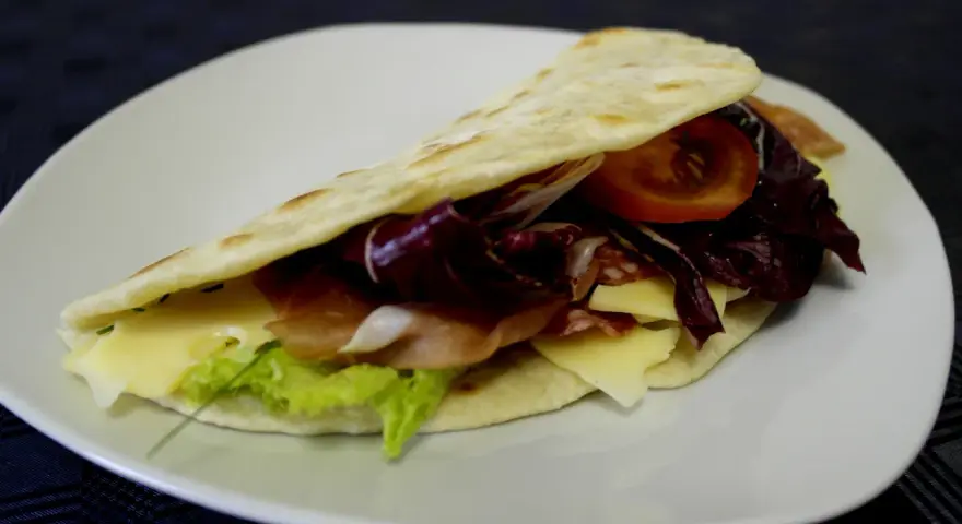 Pyszna piadina z szynką, serem, pomidorem i cykorią. Idealny przepis na szybki lunch!