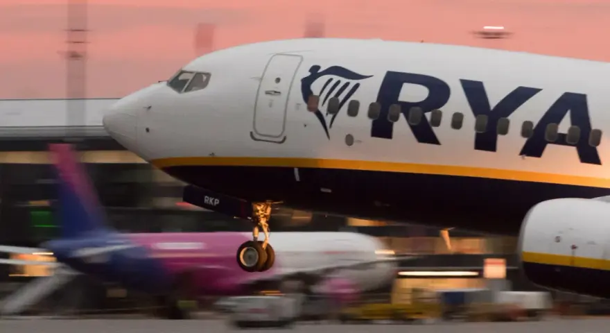 Samolot Ryanair startuje. Zastanawiasz się, ile kosztuje duży bagaż Ryanair? Sprawdź ceny przed podróżą!