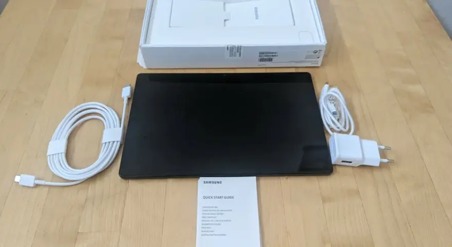 Neues Samsung Tablet mit Ladekabel, Netzteil und Anleitung zum tablet einrichten.