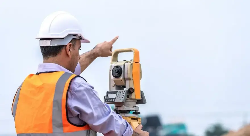 Technik geodeta: Praca, zarobki, wymagania. Czy to zawód dla Ciebie?