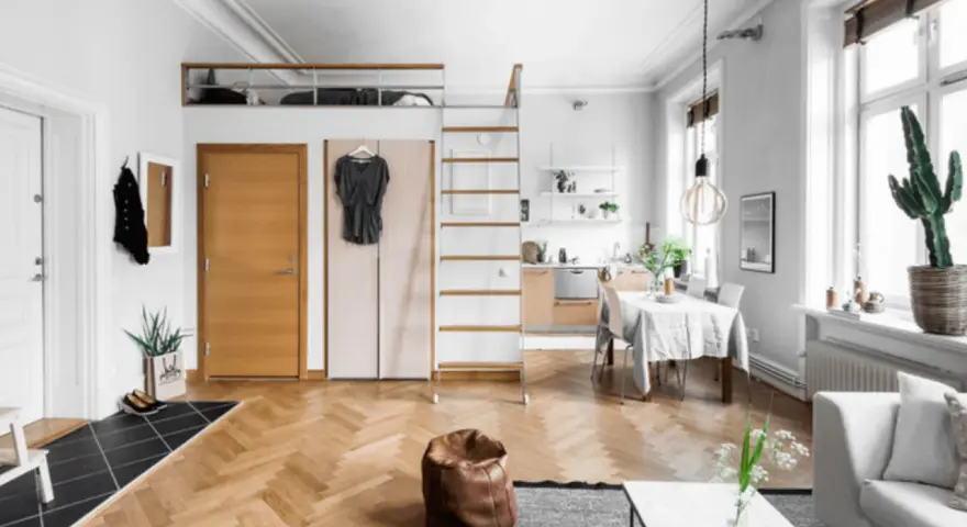 Smart compact living med loftssäng, kök och matplats. Enkla linjer och ljusa färger skapar rymd.