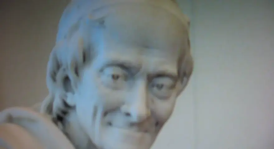 Buste en marbre d'un homme au sourire énigmatique, œuvre de Jean-Antoine Houdon.