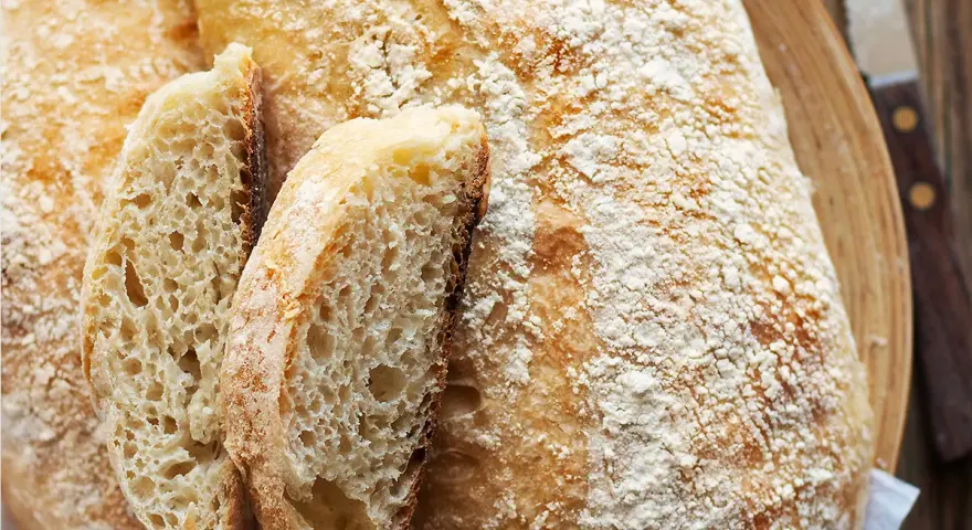 Pane fatto in casa con farina 00, croccante fuori e morbido dentro, con una mollica alveolata perfetta per accompagnare ogni pasto.