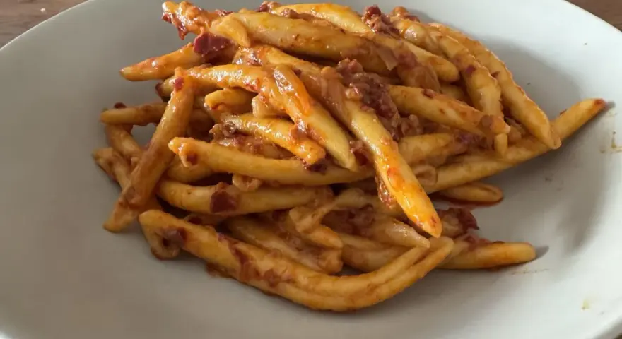 Makaron maccheroni al ferretto z sosem pomidorowym i kawałkami mięsa. Idealny na szybki obiad.
