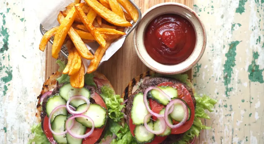 Ile kalorii ma burger wołowy z frytkami? Zaskakujące wartości!