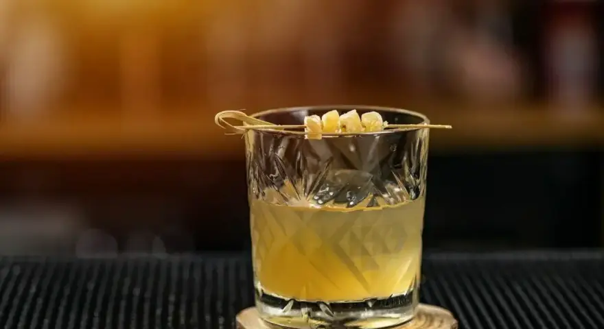 Koktajl z Ballantines Brasil, z czym pić? Orzeźwiający drink z imbirem i cytrusem, idealny na letnie wieczory.